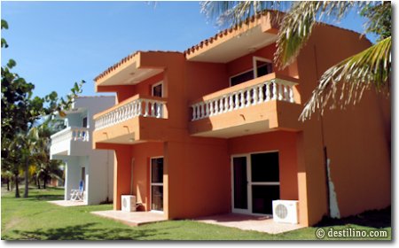 Bungalow, côté mer avec balcon au deuxième. Les unités de climatisation des bungalows sont modernes. 
