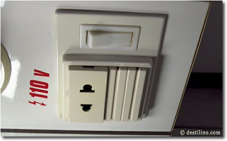 Prise électrique 110 Volts dans la chambre de bain 