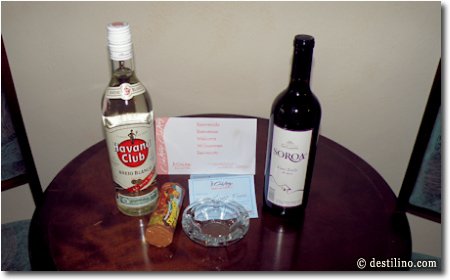 Sunwing VIP Bonus, une bouteille de rhum blanc et un vin de Soroa (cubain) 