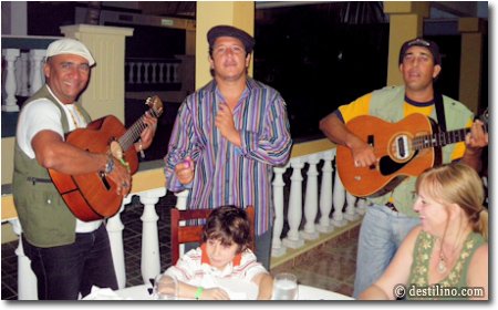 Musiciens au resto buffet en soirée 