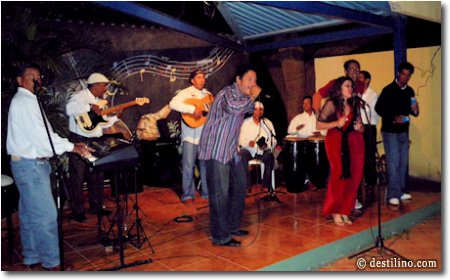 Musiciens en soirée. Il y a un spectacle de musique tous les soirs! 