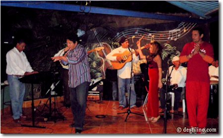 Les musiciens, la chanteuse Ary Rodriguez 
