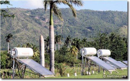 Les panneaux solaires et les réservoirs d'eau chaude 