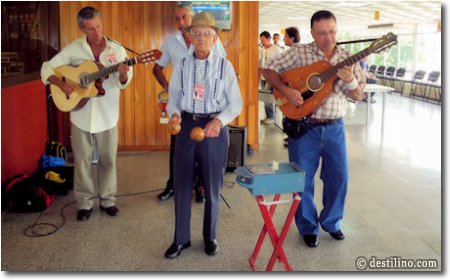 Il y a même un groupe de musiciens. Quand même bien cet aéroport considérant une si petite destination!