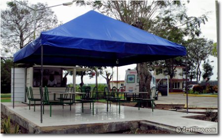 À notre arrivée à Manzanillo de Cuba, un petit kiosque pour bières et jus