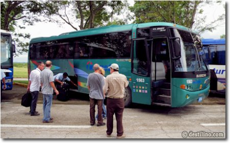 Les autobus nous attendent pour le trajet d'environ 90 minutes