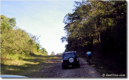 Sur le chemin, nous rencontrons une équipe de mordu du vélo... Ouf! toute une épreuve