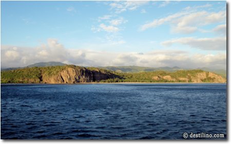 De la lagune, nous naviguons en direction est. Les falaises près de Playa Marea del Portillo