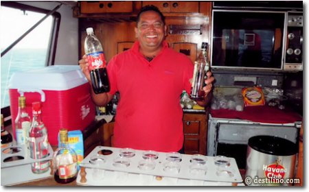 Notre sympathique barman durant l'excursion (boissons incluses)