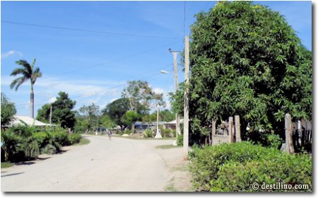 Route principale du village de Sevilla. Nous en avons profité pour donner quelques cadeaux!
