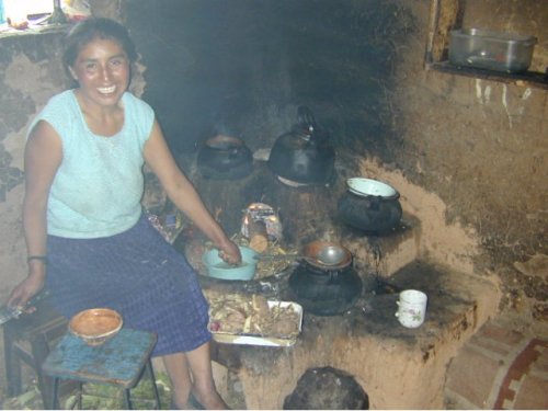 Mama Eodacia dans sa cuisine 