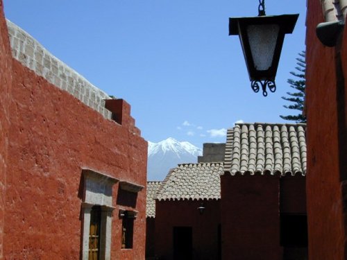Couvent de Santa Catalina avec volcan en arrière plan 