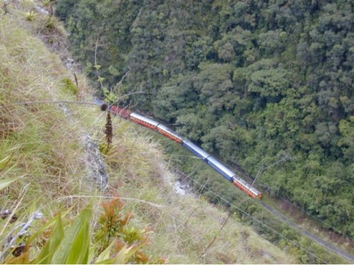 Le train qui se rend au Machu Picchu. La fatigue et le mal des montagnes nous font presque regretter de ne pas y être confortablement assis! 