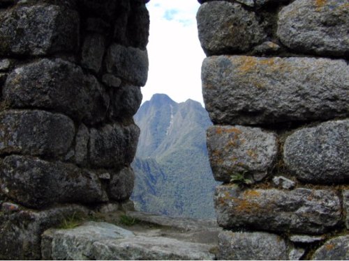 Montagne vue d'une fenêtre trapézoïde des ruines de Winay Wayna 