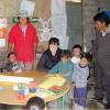 Dans une petite maternelle du village de Maca où nous distribuons articles scolaires et jouets. 