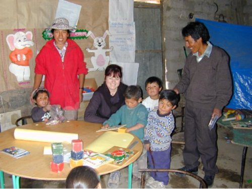 Dans une petite maternelle du village de Maca où nous distribuons articles scolaires et jouets. 