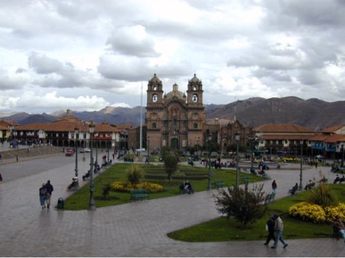La Plaza de Armas sous la pluie, au fond La Compania 