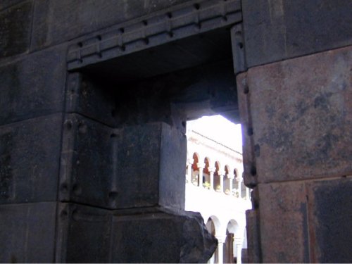 Curieux assemblage de pierres d'une fenêtre du Temple de la Lune 