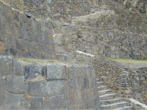 Escaliers pour monter en haut de la forteresse .... encore monter! :-) 