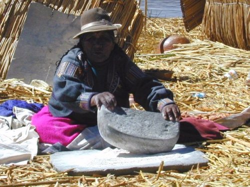 Vieille femme qui moût le grain 