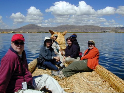 Promenade en barque de totora d'une île à l'autre 