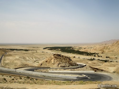 Balade en 4x4. En route vers la chute de Tamaghza. La route sinueuse jusqu'au sommet. À droite les montagnes d'Algérie