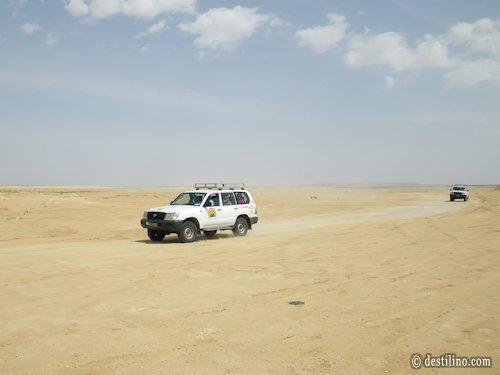Balade en 4x4 dans le désert. Les autres 4x4 de notre groupe