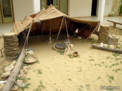 Tozeur. Diner à l'hôtel Oasis Tozeur. Réplique de campement berbère