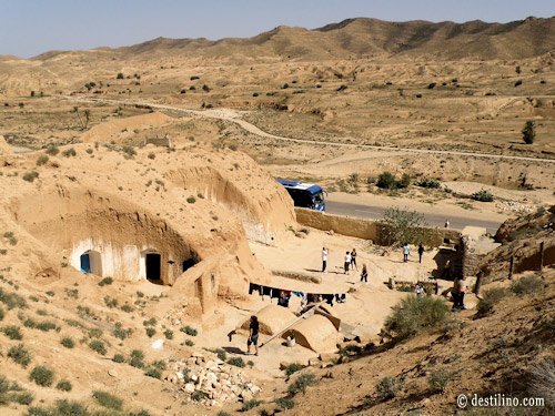 En route vers Matmata. Visite d'une maison troglodyte