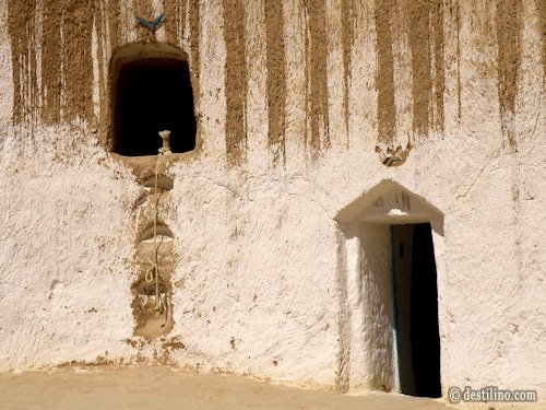 En route vers Matmata. Visite d'une maison troglodyte