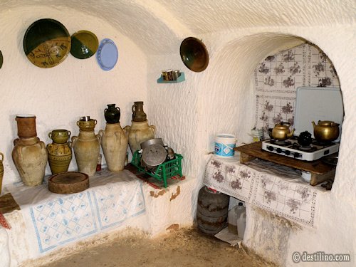 En route vers Matmata. Visite d'une maison troglodyte. La cuisine