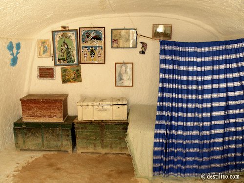 En route vers Matmata. Visite d'une maison troglodyte. Chambre à coucher
