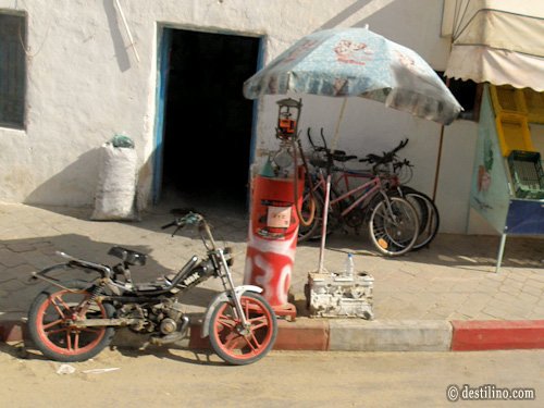 Douz. La ville. Essence et motocyclettes... partout dans cette région du pays!
