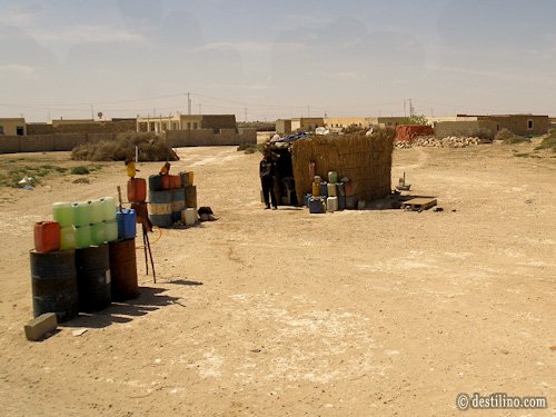 En route vers Djerba. Vendeurs d'essence