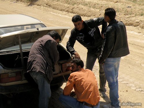 En route vers Djerba. Comme au Québec, un qui travaille et trois autres qui regardent!