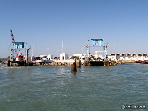 Traversier vers l'ile de Djerba. Quai de Djerba
