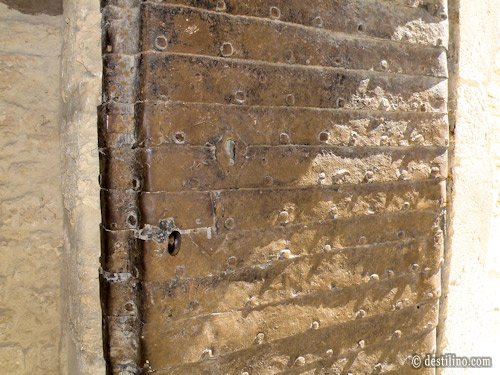 Ribat de Monastir. Vieille porte en bois recouverte de fer