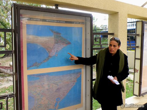Carthage, notre guide Mongia devant un plan de la ville de Carthage