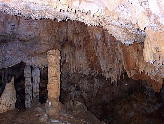 Rideaux calcaires et stalagmites 