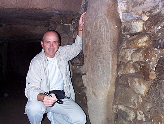 Pierre garvée dans le dolmen des pierres plates 