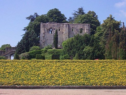 Ancienne prison en ruines derrière le chateau de Langeais 