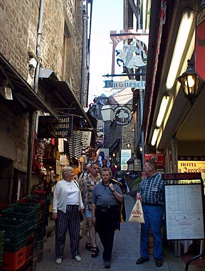 Petite rue commerciale sur le Mont St-Michel 