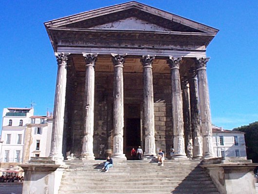 La Maison Cartée (temple romain)